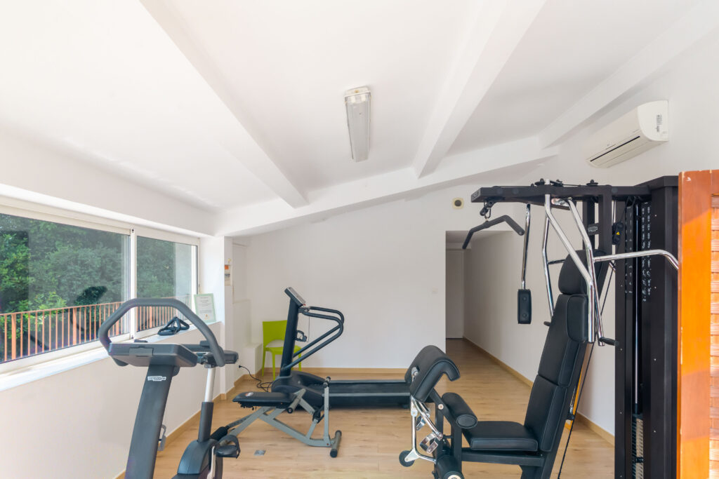 La salle de sport du Mas du Lingousto à Cuers dans le Var vue sur la piscine de l'hôtel