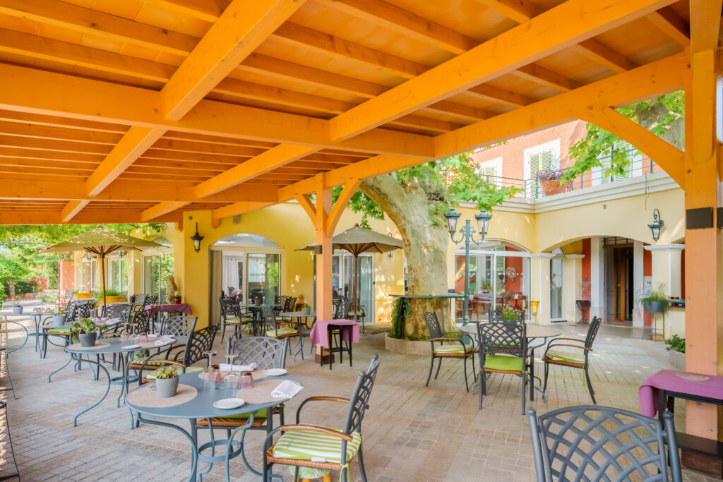 barnes hotel le lingousto 934 av eugenie et henri majastre cuers 71